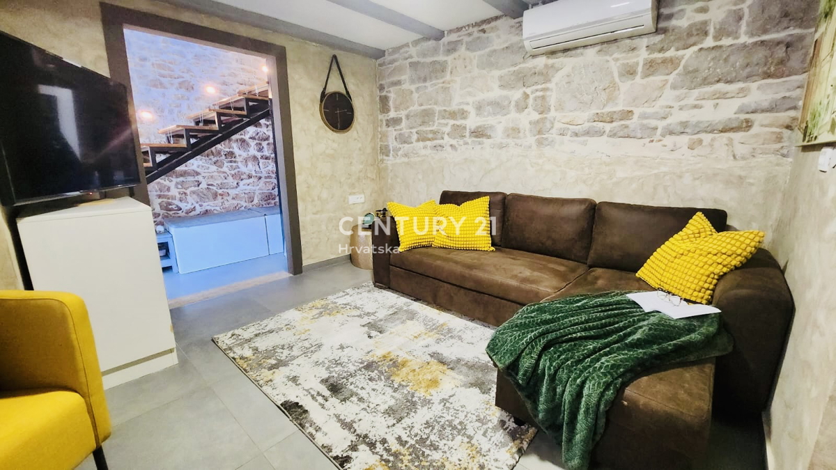 POREČ, VIŠNJAN, RENOVIRANA KAMENA HIŠA IN DVA STUDIO APARTMAJA
