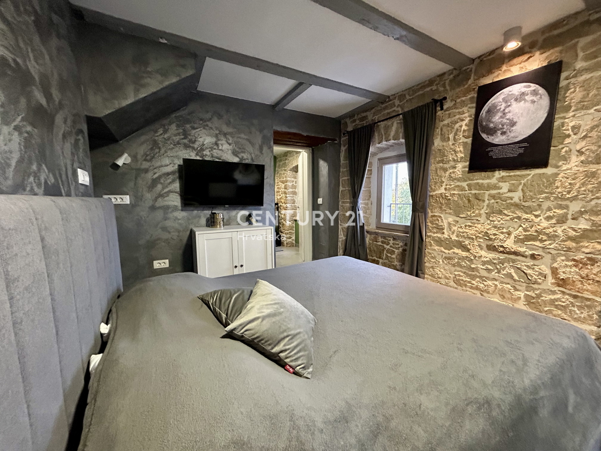 POREČ, VIŠNJAN, RENOVIRANA KAMENA HIŠA IN DVA STUDIO APARTMAJA