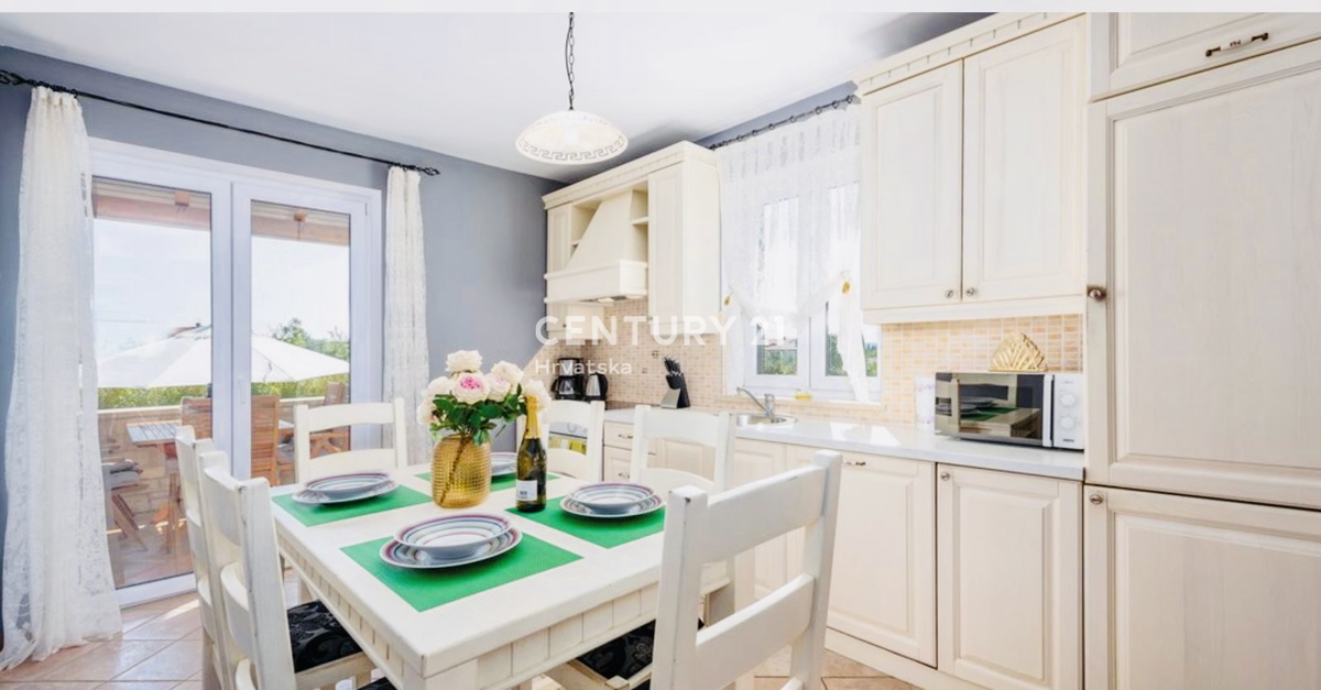 UMAG, OKOLICA, DVOJNA HIŠA SAMO 150 METROV OD PLAŽE IN MORJA