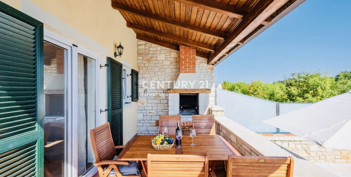 UMAG, OKOLICA, DVOJNA HIŠA SAMO 150 METROV OD PLAŽE IN MORJA