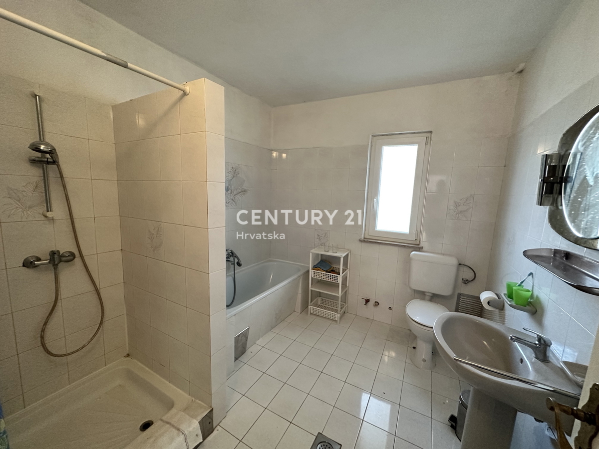 LABIN, HIŠA S 5 STANOVANJI IN VELIKIM DVORIŠČEM