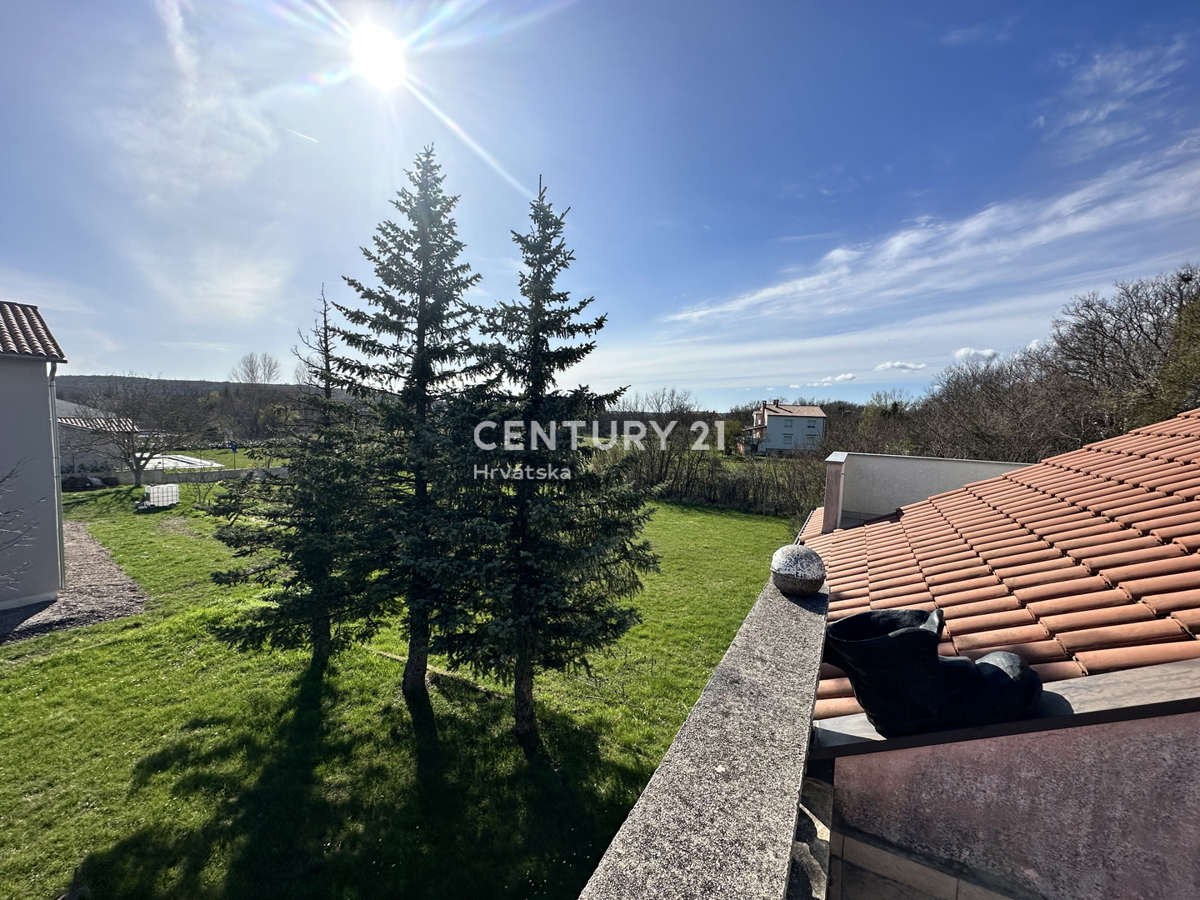 LABIN, HIŠA S 5 STANOVANJI IN VELIKIM DVORIŠČEM