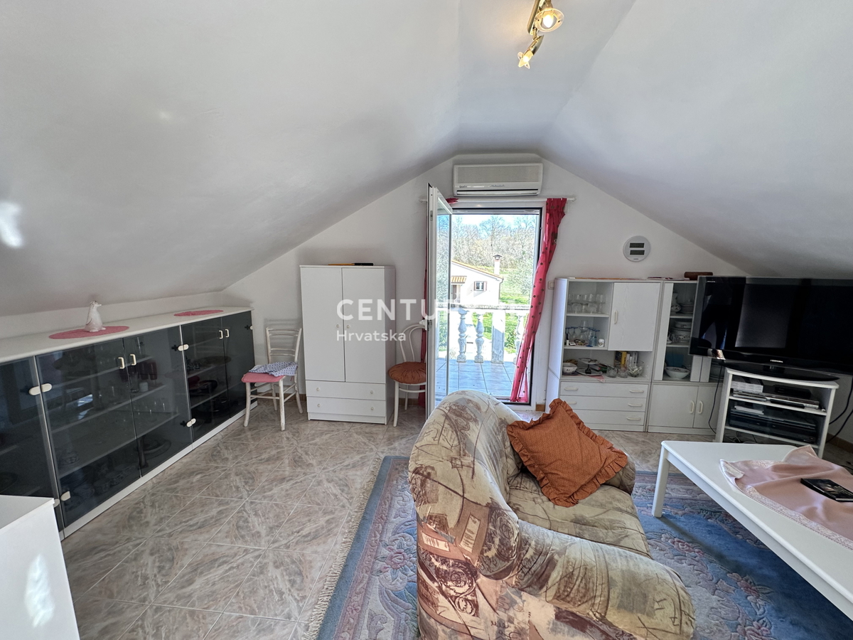 LABIN, HIŠA S 5 STANOVANJI IN VELIKIM DVORIŠČEM