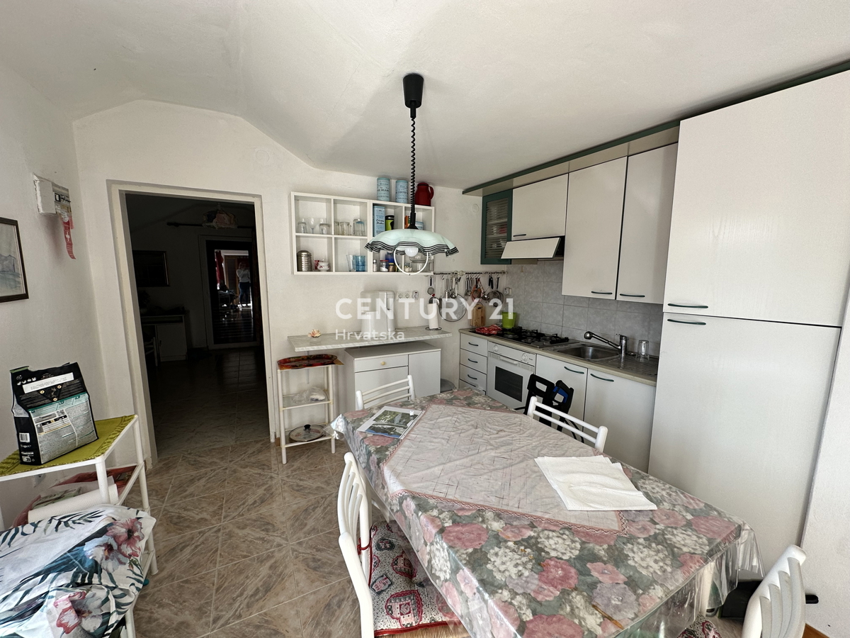 LABIN, HIŠA S 5 STANOVANJI IN VELIKIM DVORIŠČEM