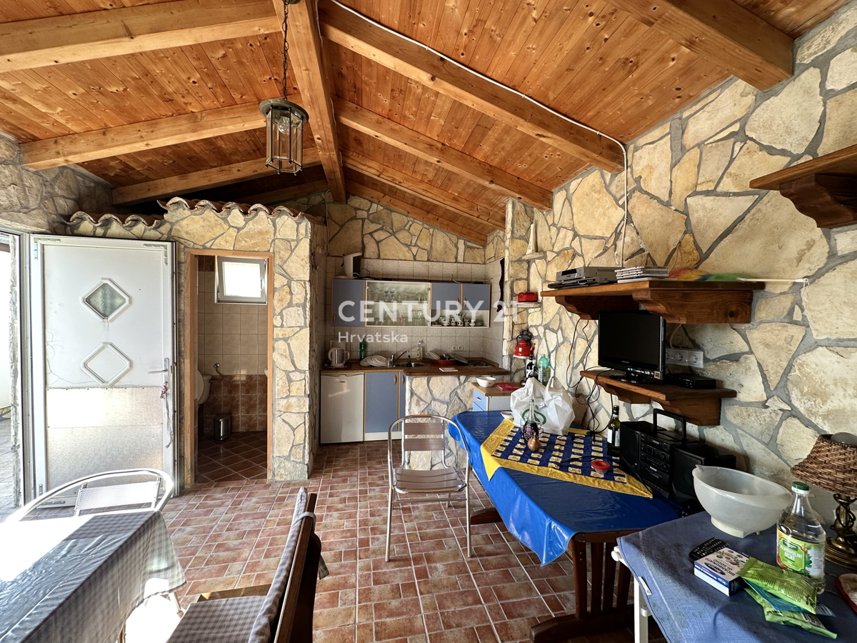 LABIN, HIŠA S 5 STANOVANJI IN VELIKIM DVORIŠČEM