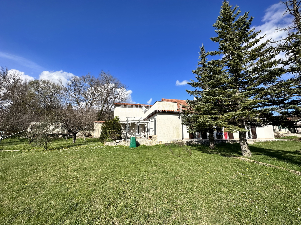 LABIN, HIŠA S 5 STANOVANJI IN VELIKIM DVORIŠČEM