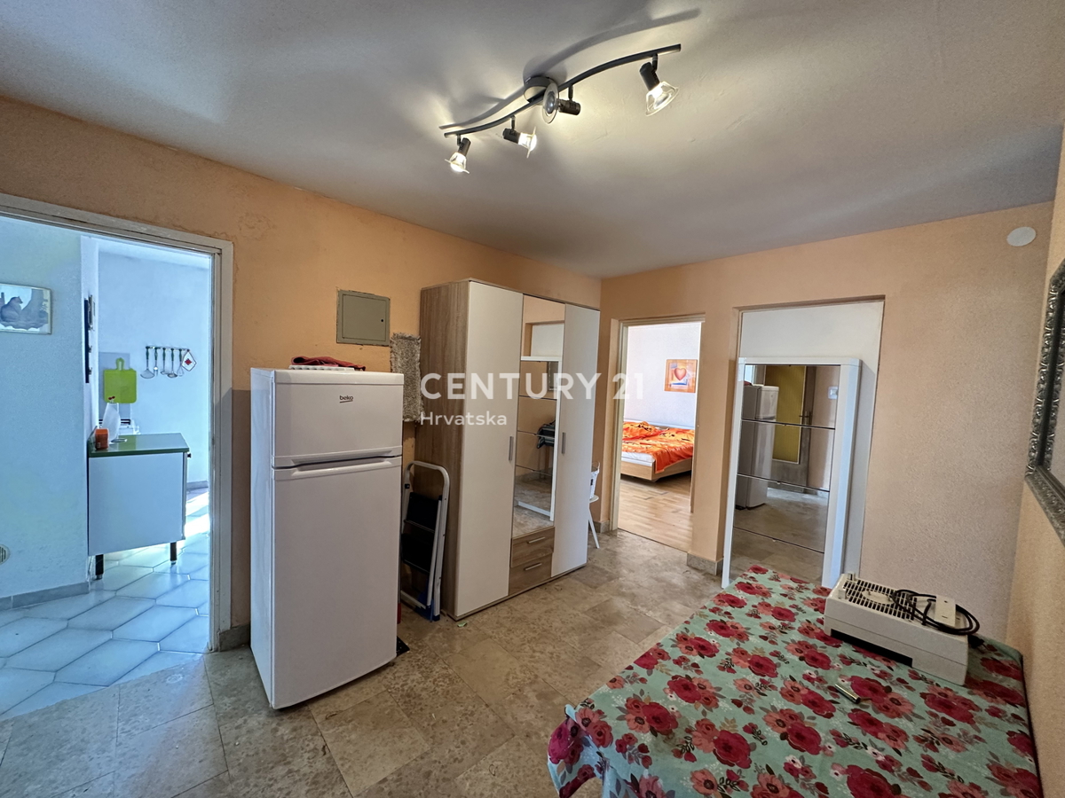 LABIN, HIŠA S 5 STANOVANJI IN VELIKIM DVORIŠČEM