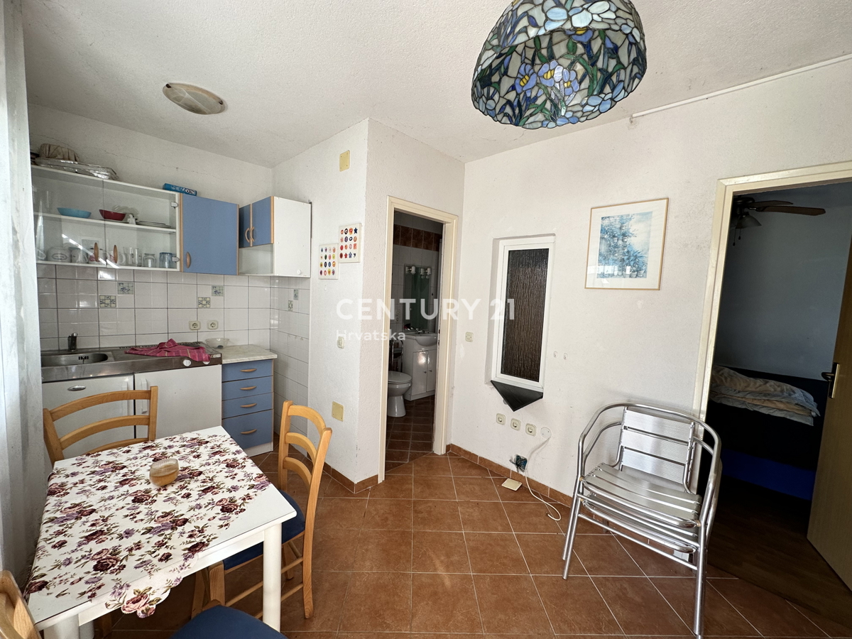 LABIN, HIŠA S 5 STANOVANJI IN VELIKIM DVORIŠČEM