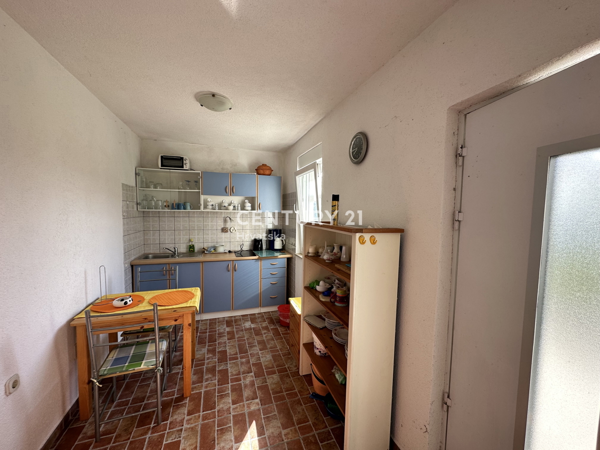 LABIN, HIŠA S 5 STANOVANJI IN VELIKIM DVORIŠČEM