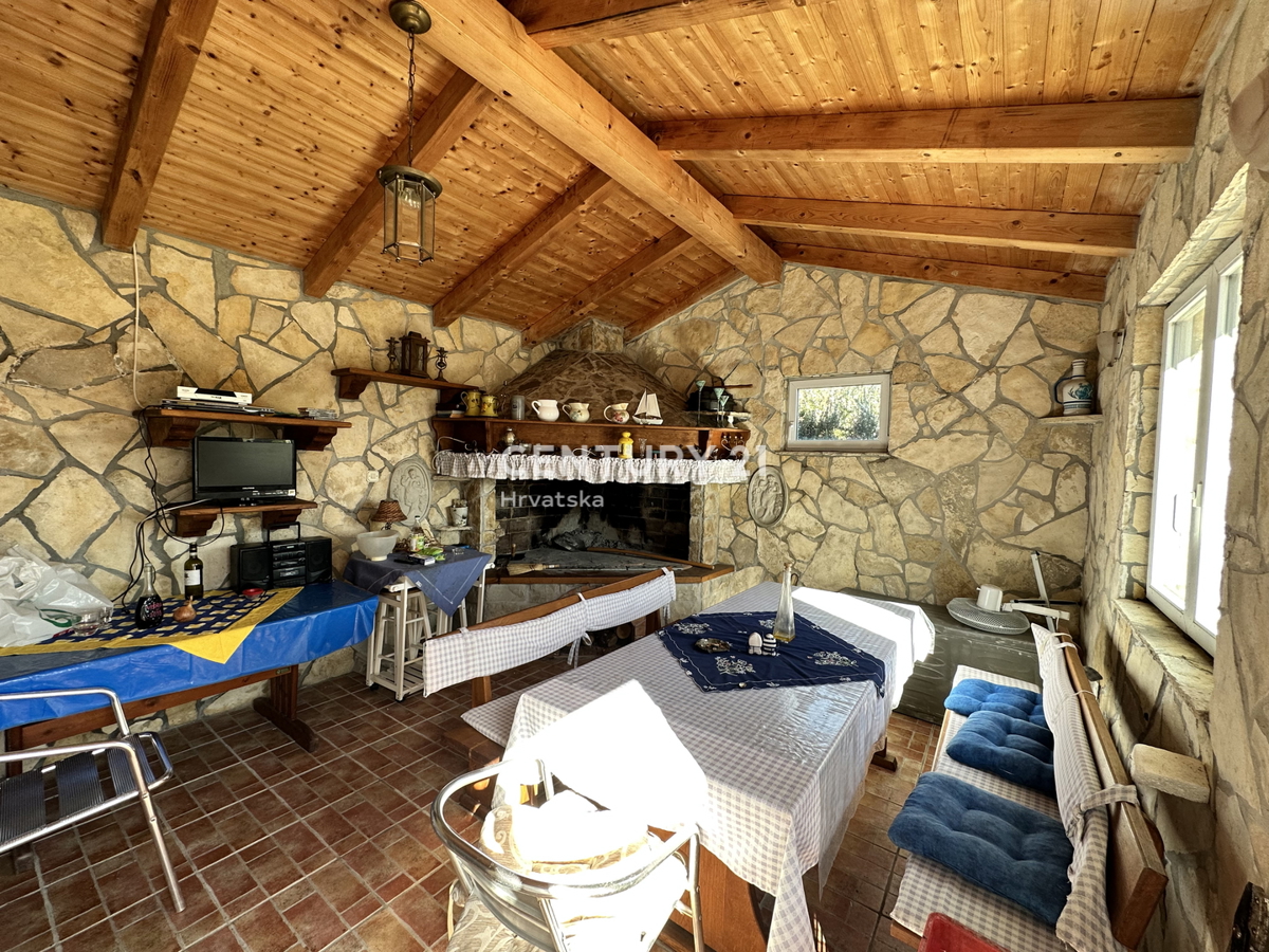 LABIN, HIŠA S 5 STANOVANJI IN VELIKIM DVORIŠČEM