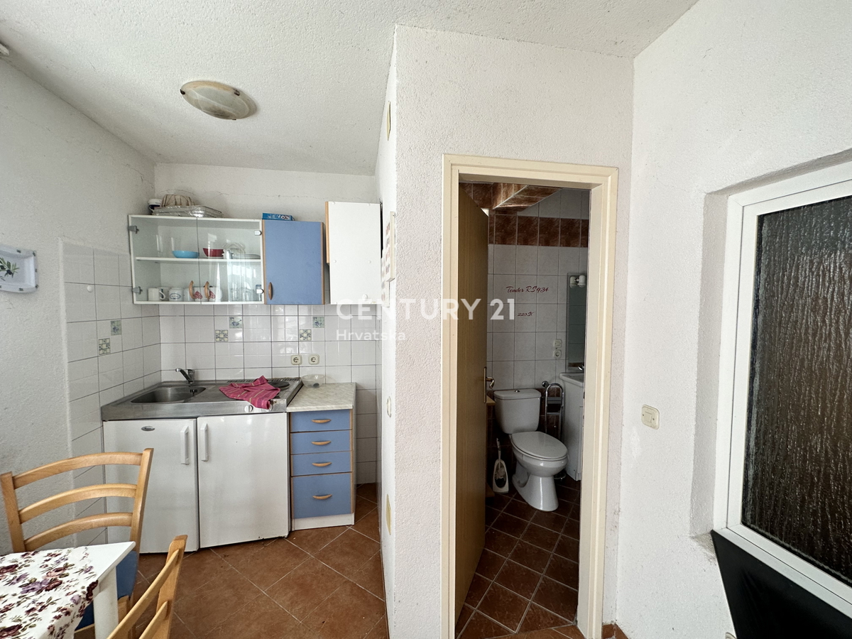 LABIN, HIŠA S 5 STANOVANJI IN VELIKIM DVORIŠČEM