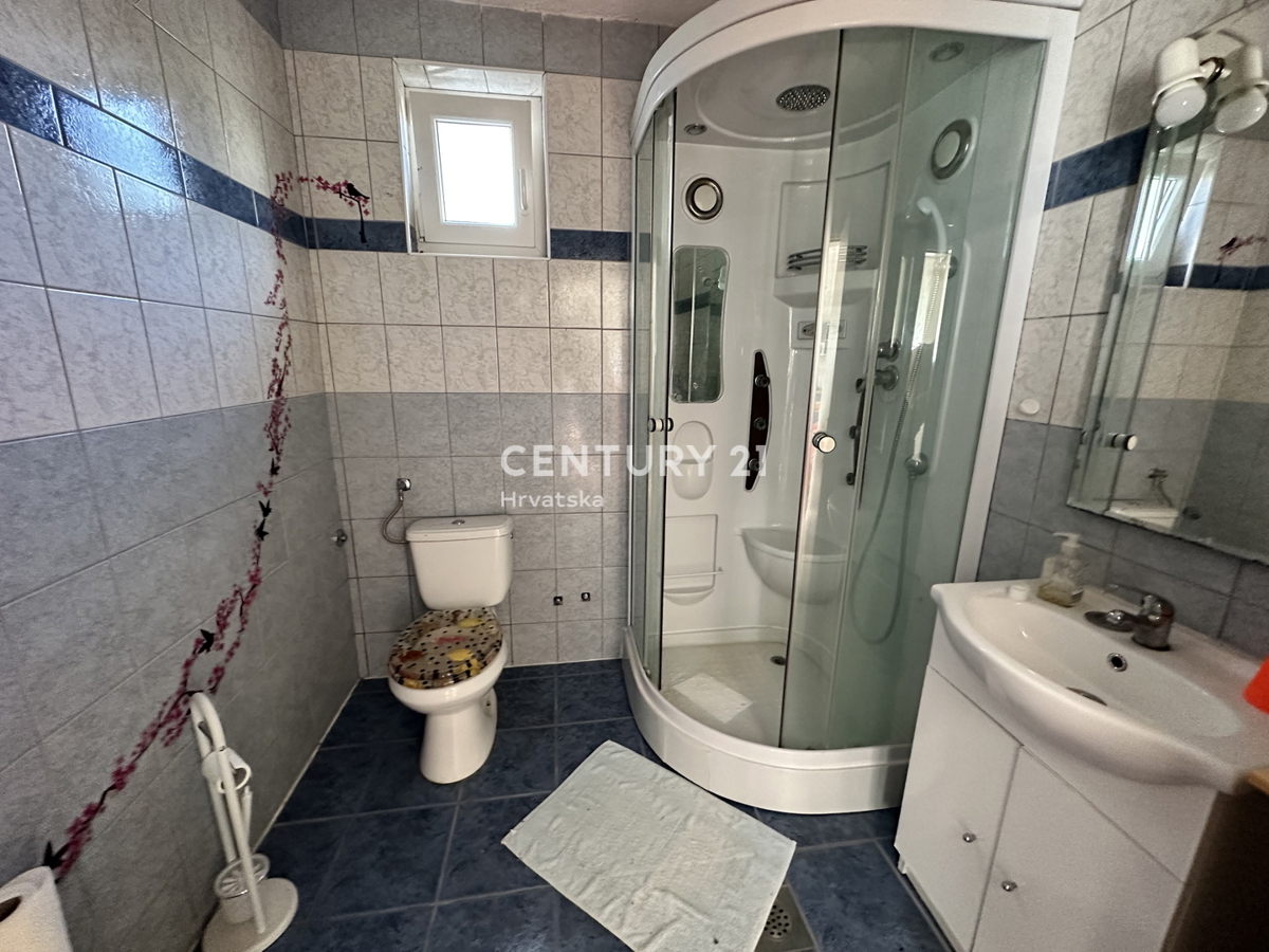 LABIN, HIŠA S 5 STANOVANJI IN VELIKIM DVORIŠČEM