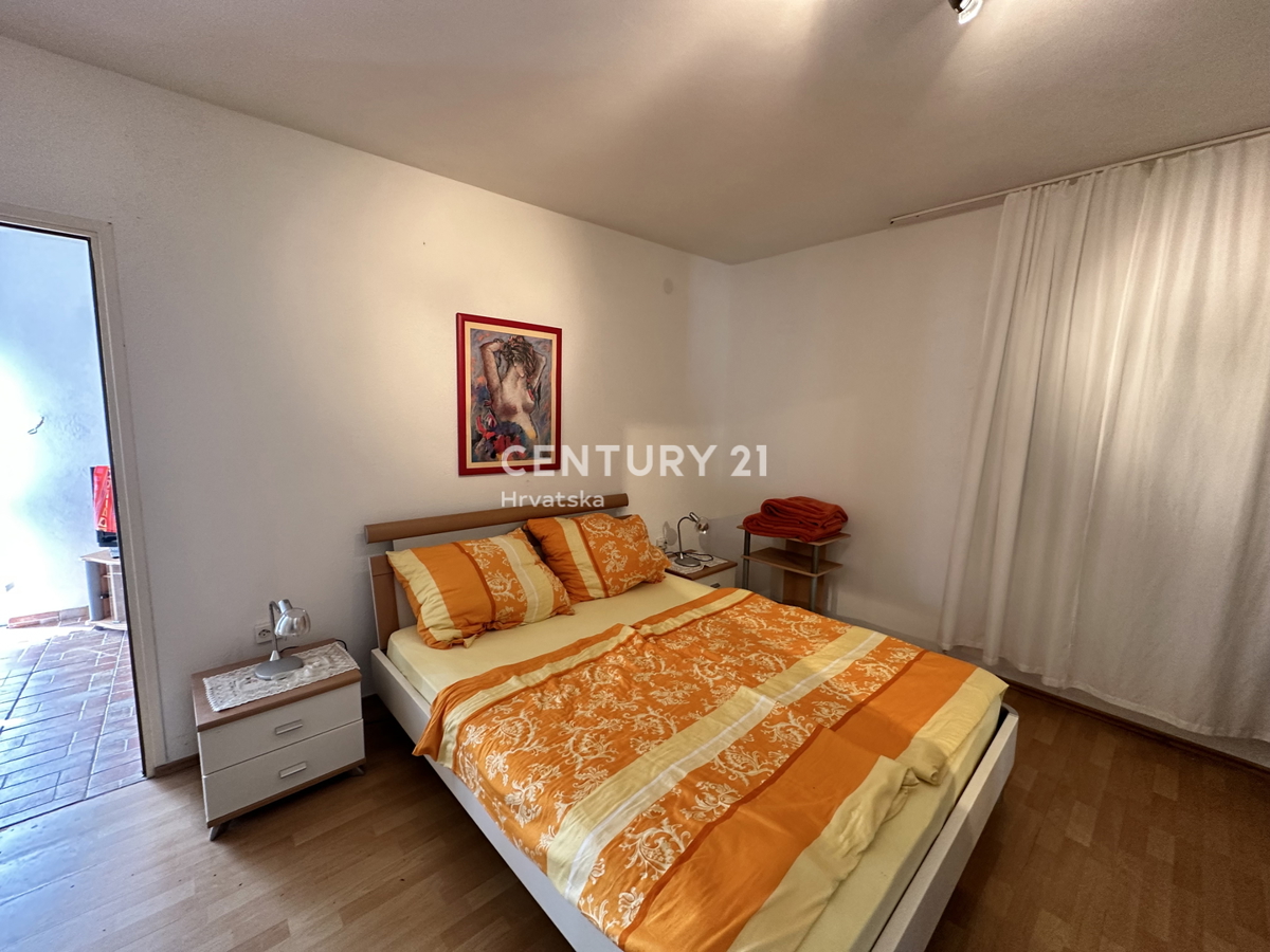 LABIN, HIŠA S 5 STANOVANJI IN VELIKIM DVORIŠČEM