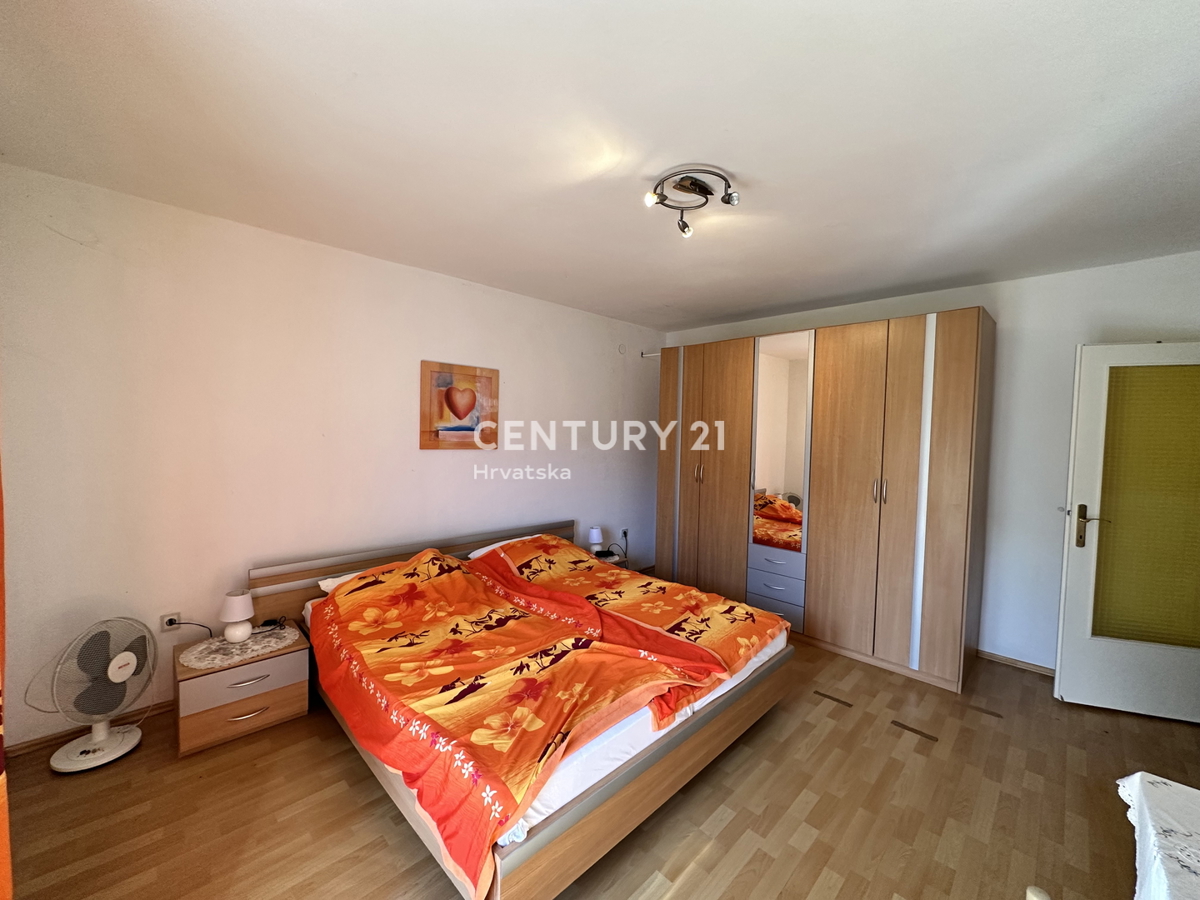 LABIN, HIŠA S 5 STANOVANJI IN VELIKIM DVORIŠČEM