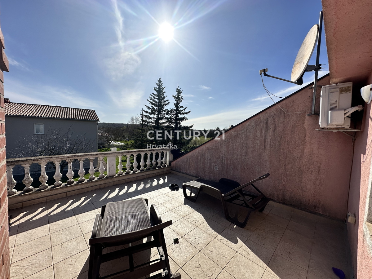 LABIN, HIŠA S 5 STANOVANJI IN VELIKIM DVORIŠČEM