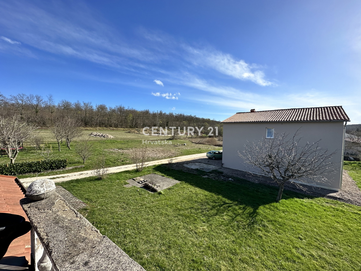 LABIN, HIŠA S 5 STANOVANJI IN VELIKIM DVORIŠČEM