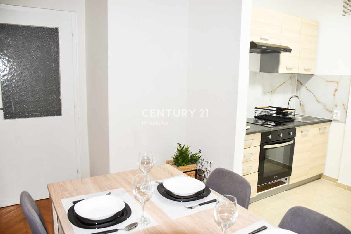 POREČ, PRODAJA SE STAN NA PRVEM NADSTROPJU, ODLIČNA LOKACIJA LE 500 M OD MORJA