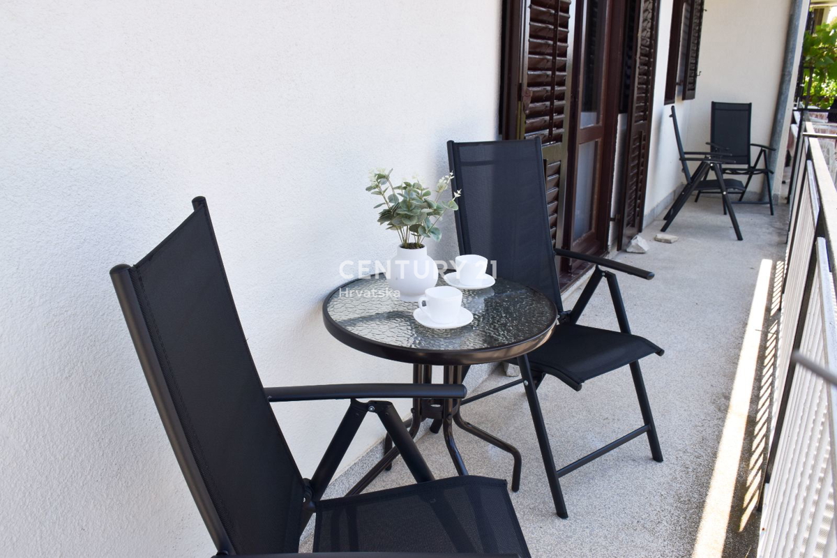 POREČ, PRODAJA SE STAN NA PRVEM NADSTROPJU, ODLIČNA LOKACIJA LE 500 M OD MORJA