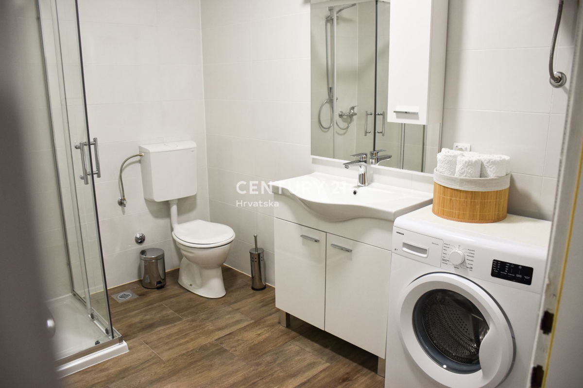 POREČ, PRODAJA SE STAN NA PRVEM NADSTROPJU, ODLIČNA LOKACIJA LE 500 M OD MORJA