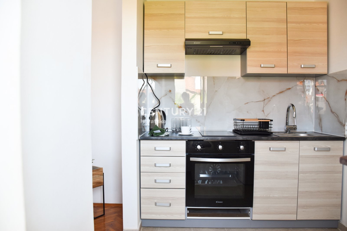 POREČ, PRODAJA SE STAN NA PRVEM NADSTROPJU, ODLIČNA LOKACIJA LE 500 M OD MORJA