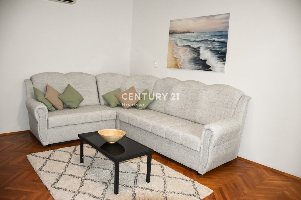 POREČ, PRODAJA SE STAN NA PRVEM NADSTROPJU, ODLIČNA LOKACIJA LE 500 M OD MORJA