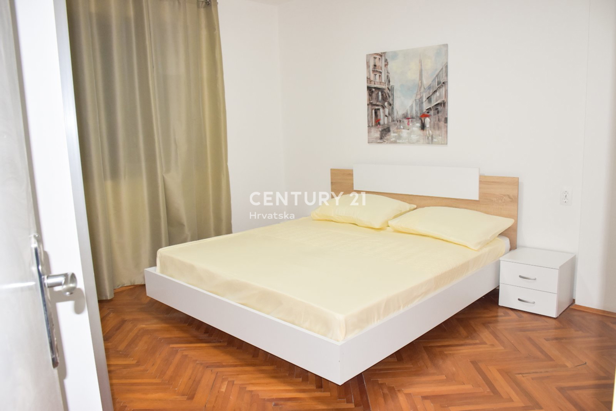 POREČ, PRODAJA SE STAN NA PRVEM NADSTROPJU, ODLIČNA LOKACIJA LE 500 M OD MORJA