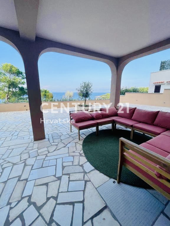 LOŠINJ, ODLIČNO STANOVANJE V PRVEM NADSTROPJU, PRVI VRSTNI RED DO PLAŽE IN MORJA