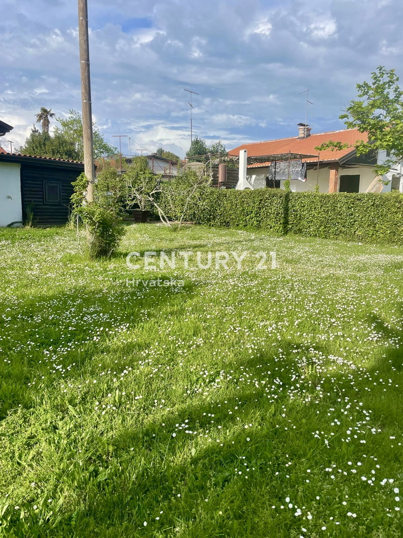 UMAG, OKOLICA, HIŠA Z VELIKIM DVORIŠČEM NA ODLIČNI LOKACIJI