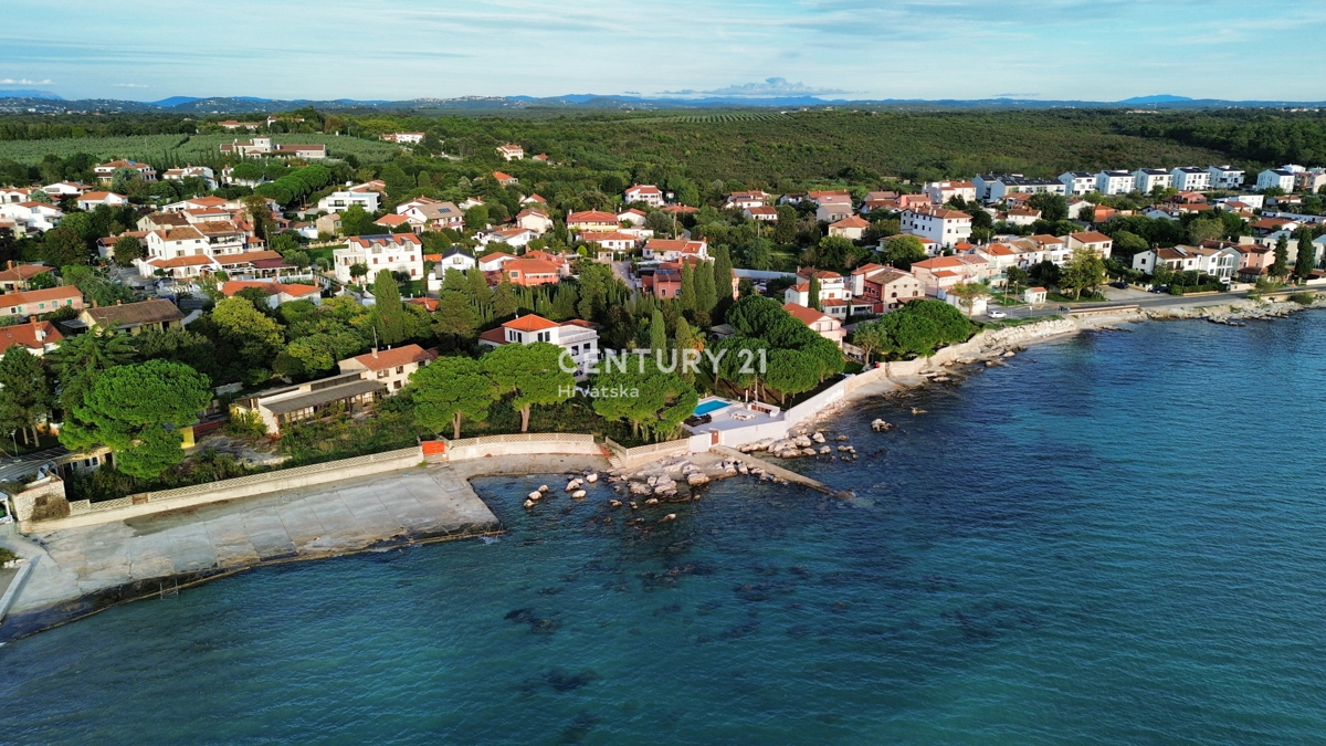 UMAG, OKOLICA, HIŠA Z VELIKIM DVORIŠČEM NA ODLIČNI LOKACIJI