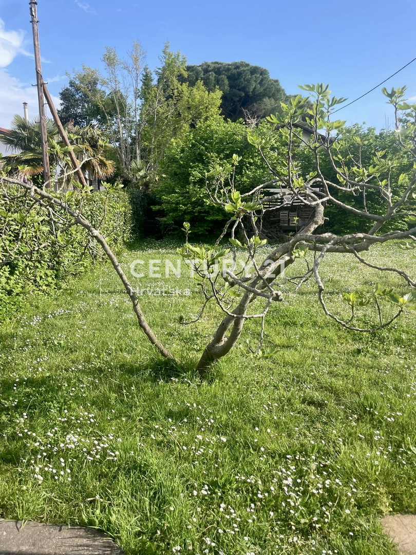 UMAG, OKOLICA, HIŠA Z VELIKIM DVORIŠČEM NA ODLIČNI LOKACIJI