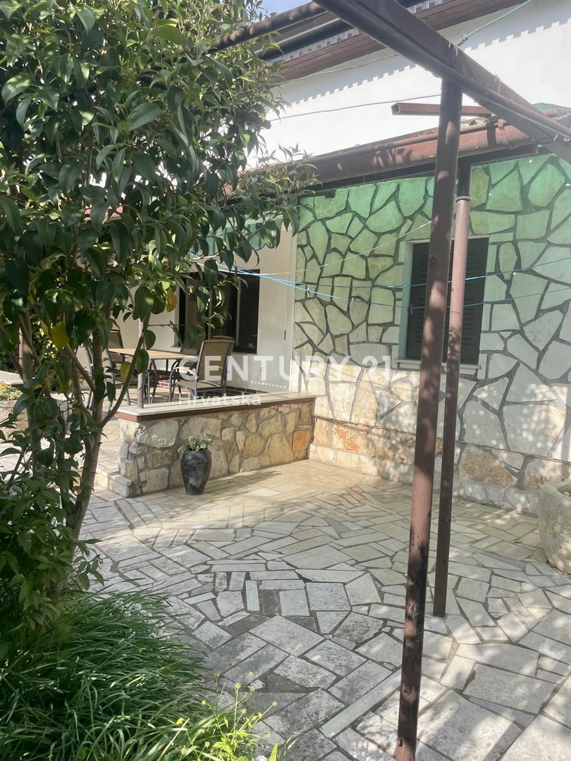 UMAG, OKOLICA, HIŠA Z VELIKIM DVORIŠČEM NA ODLIČNI LOKACIJI