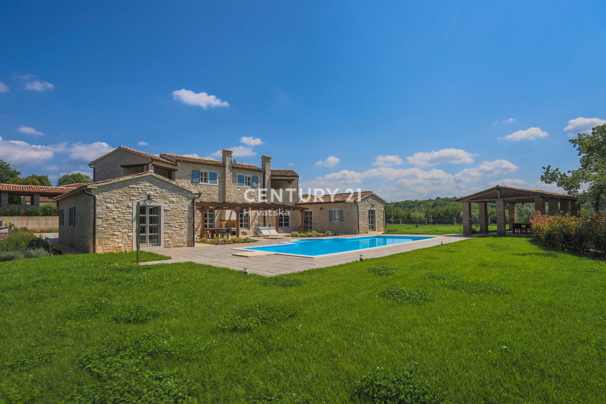 POREČ, AVTOHTONA KAMNITA HIŠA S BAZENOM IN VELIKIM DVORIŠČEM