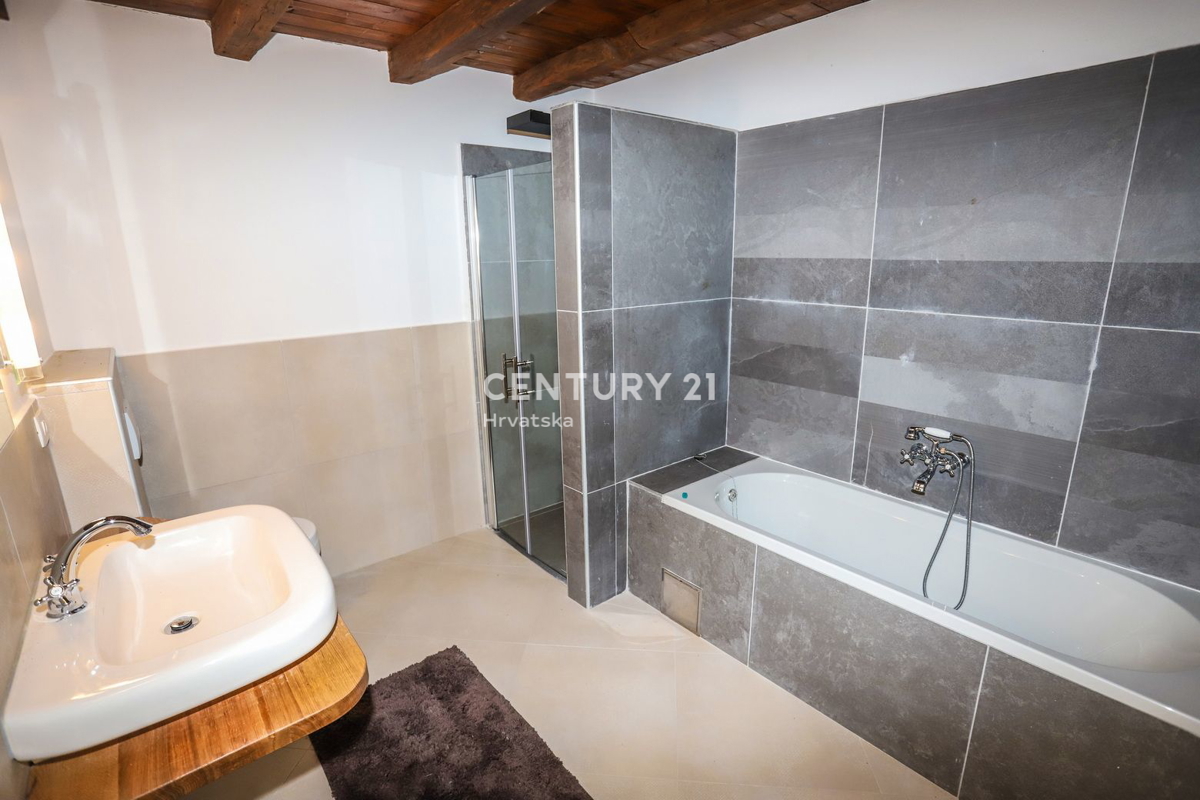 POREČ, AVTOHTONA KAMNITA HIŠA S BAZENOM IN VELIKIM DVORIŠČEM