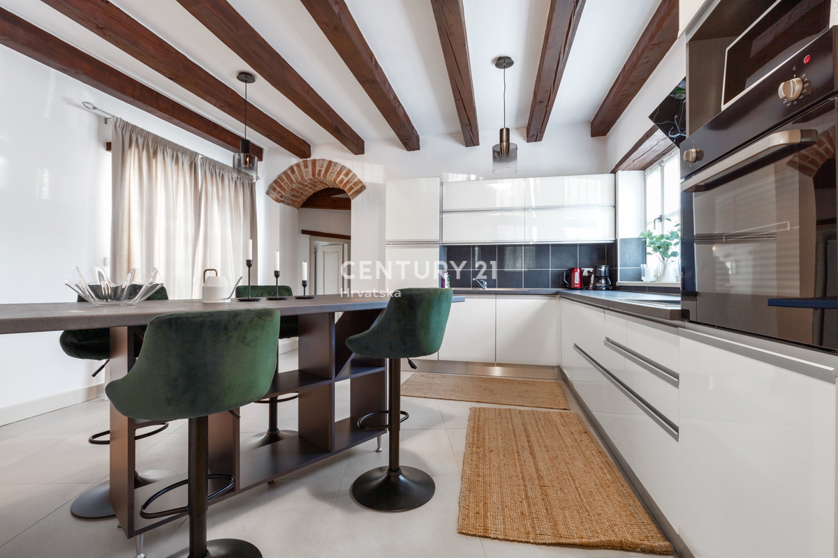 POREČ, AVTOHTONA KAMNITA HIŠA S BAZENOM IN VELIKIM DVORIŠČEM