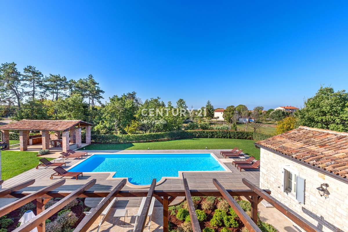 POREČ, AVTOHTONA KAMNITA HIŠA S BAZENOM IN VELIKIM DVORIŠČEM