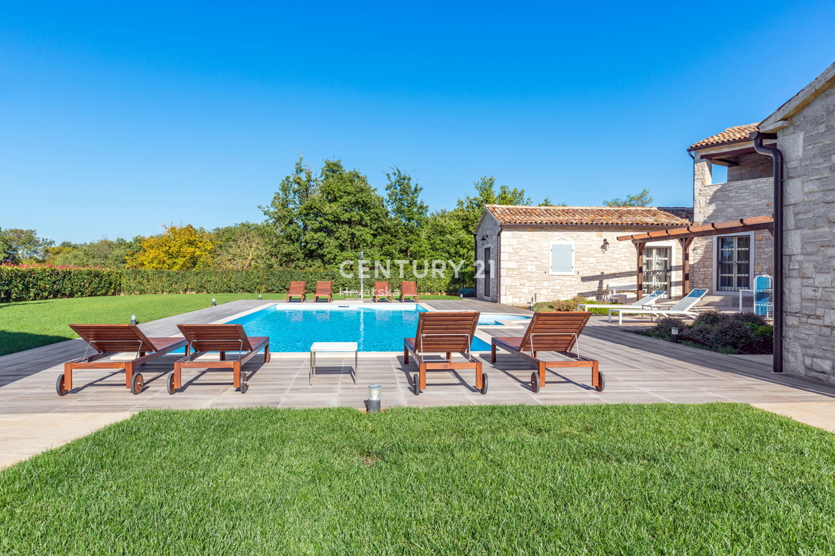 POREČ, AVTOHTONA KAMNITA HIŠA S BAZENOM IN VELIKIM DVORIŠČEM