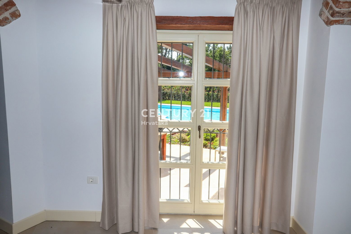 POREČ, AVTOHTONA KAMNITA HIŠA S BAZENOM IN VELIKIM DVORIŠČEM