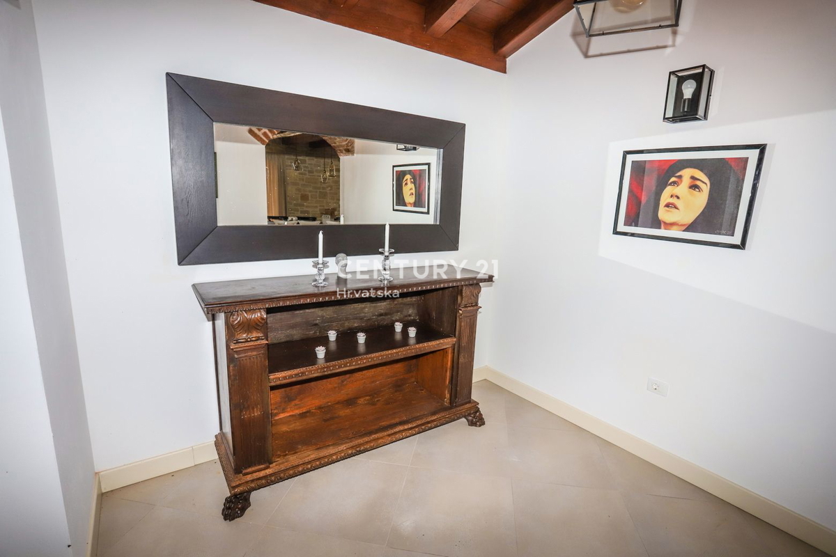 POREČ, AVTOHTONA KAMNITA HIŠA S BAZENOM IN VELIKIM DVORIŠČEM