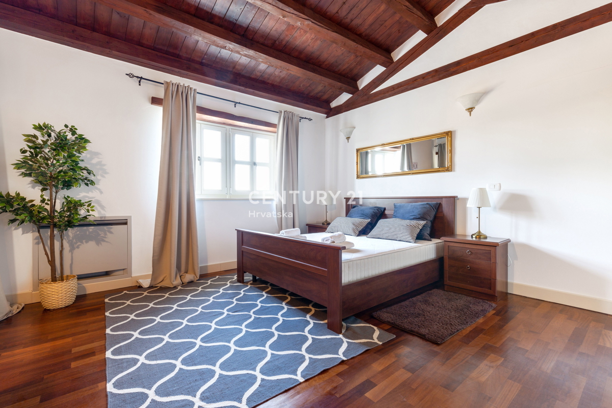 POREČ, AVTOHTONA KAMNITA HIŠA S BAZENOM IN VELIKIM DVORIŠČEM