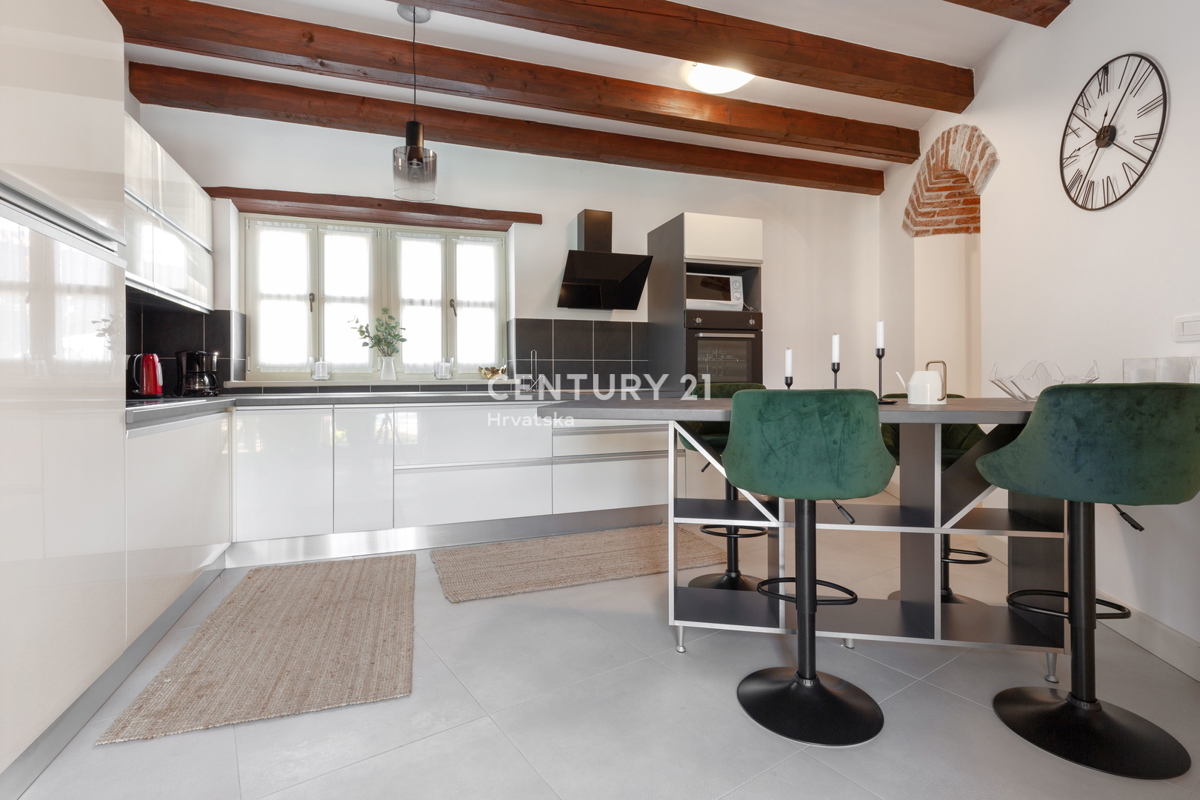 POREČ, AVTOHTONA KAMNITA HIŠA S BAZENOM IN VELIKIM DVORIŠČEM