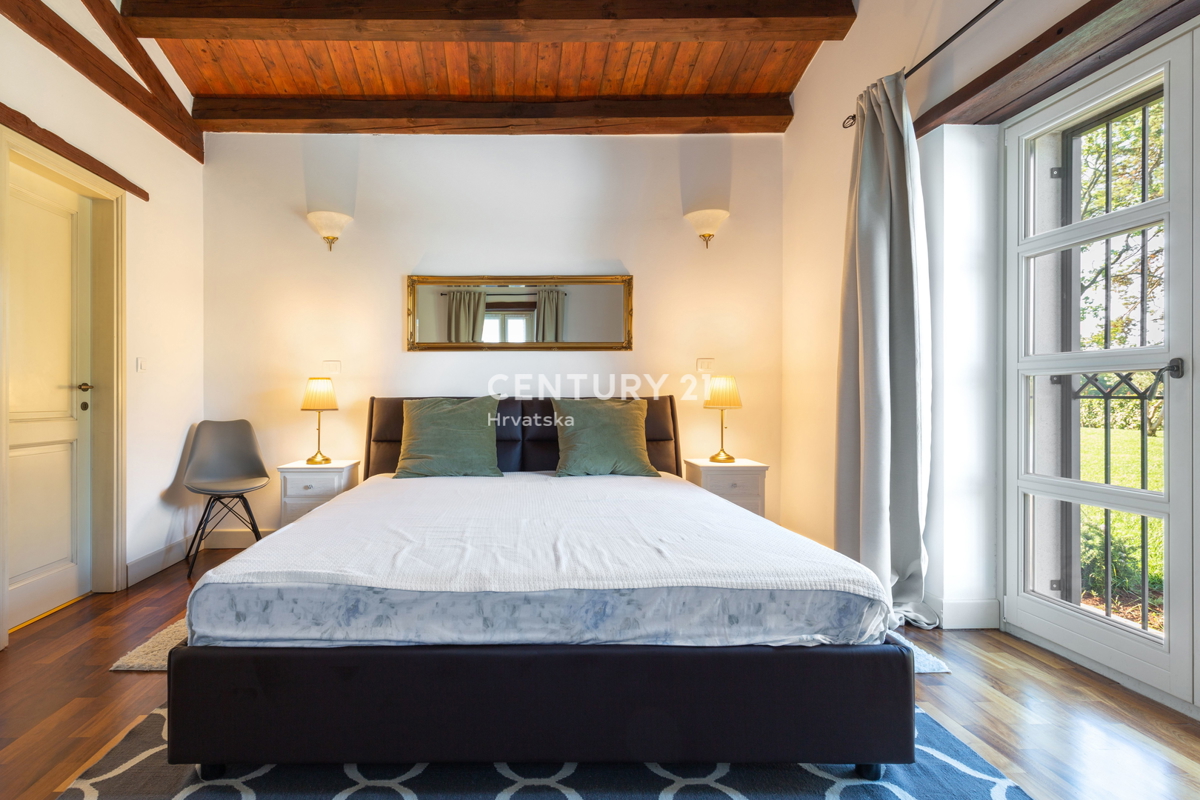 POREČ, AVTOHTONA KAMNITA HIŠA S BAZENOM IN VELIKIM DVORIŠČEM