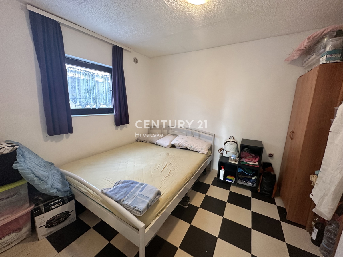 PULA, DUGA UVALA, PRIZEMNICA 1,8 KM OD PLAŽE