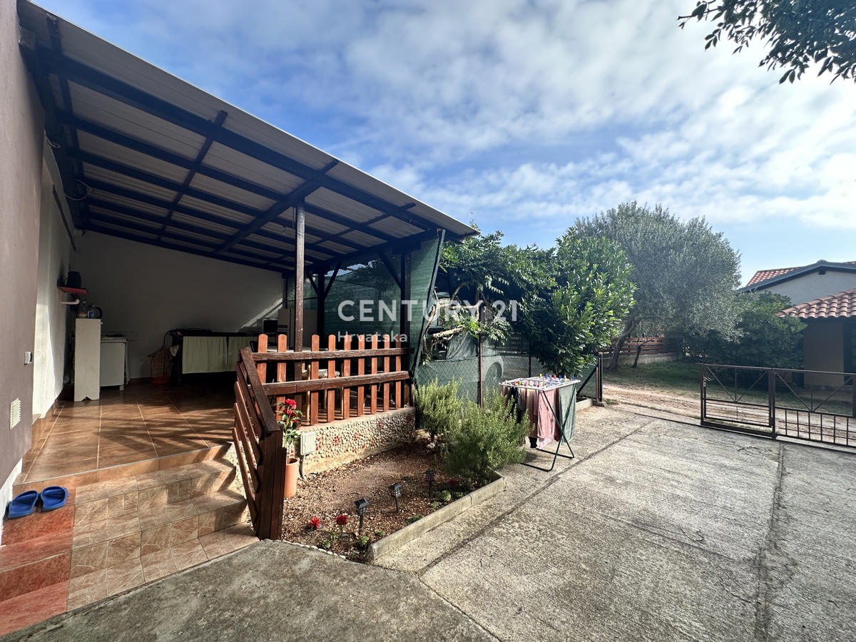 PULA, DUGA UVALA, PRIZEMNICA 1,8 KM OD PLAŽE