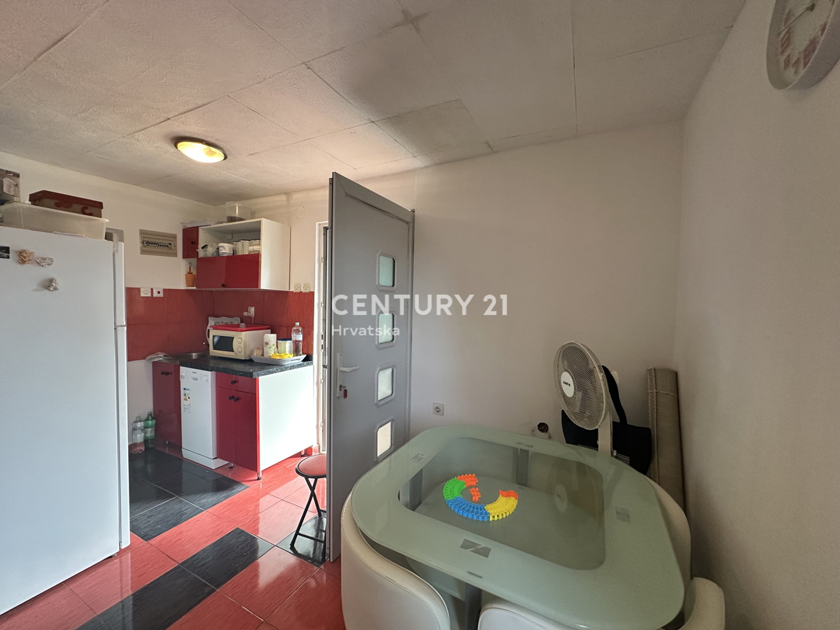 PULA, DUGA UVALA, PRIZEMNICA 1,8 KM OD PLAŽE