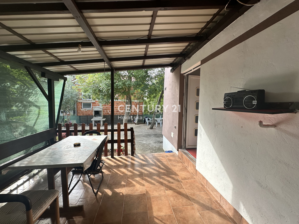 PULA, DUGA UVALA, PRIZEMNICA 1,8 KM OD PLAŽE