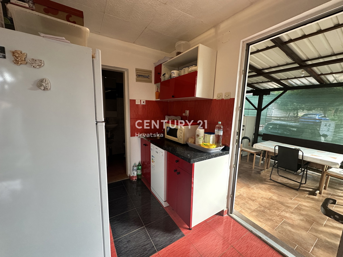 PULA, DUGA UVALA, PRIZEMNICA 1,8 KM OD PLAŽE