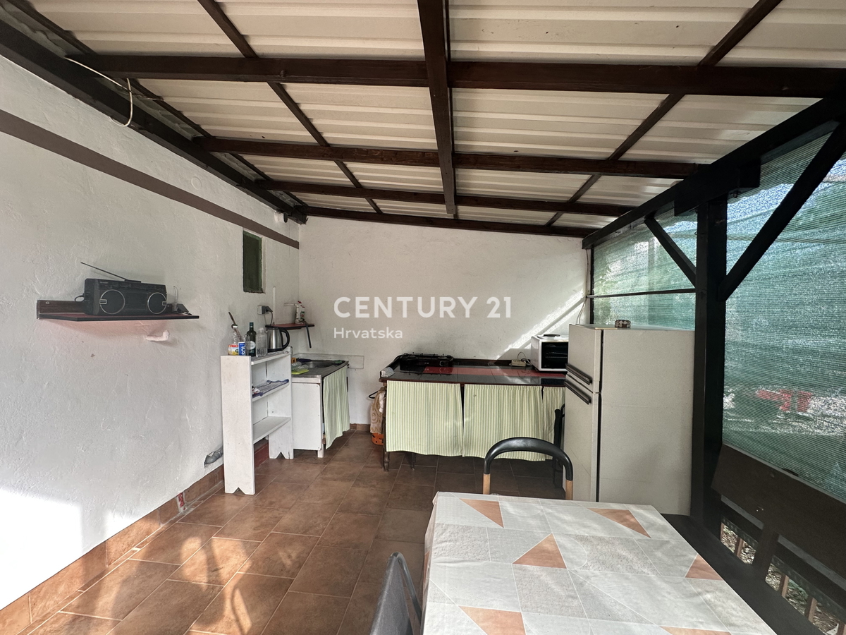 PULA, DUGA UVALA, PRIZEMNICA 1,8 KM OD PLAŽE