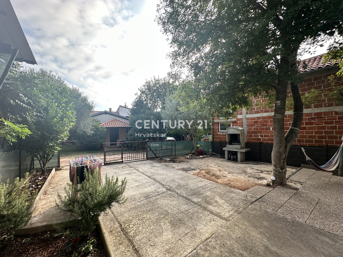 PULA, DUGA UVALA, PRIZEMNICA 1,8 KM OD PLAŽE