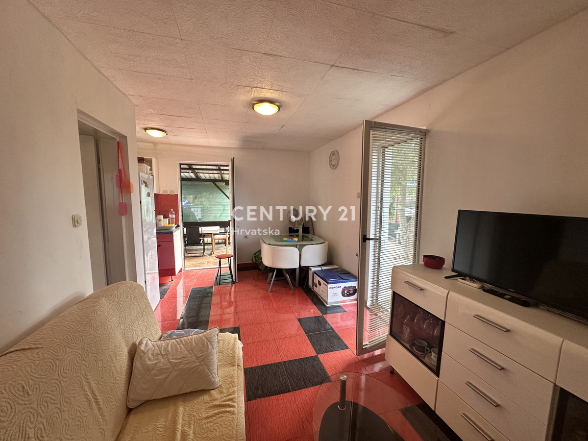 PULA, DUGA UVALA, PRIZEMNICA 1,8 KM OD PLAŽE