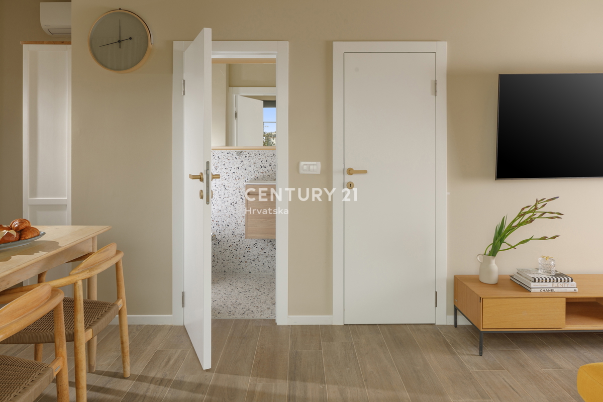 POREČ, PRODAJA SE VRSTNA HIŠA 900 M OD MORJA